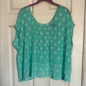 Torrid pin-tuck sheer printed split back blouse size medium